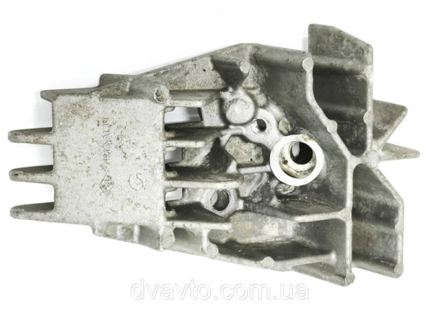 Кронштейн крепления форсунки 8200771226 RENAULT