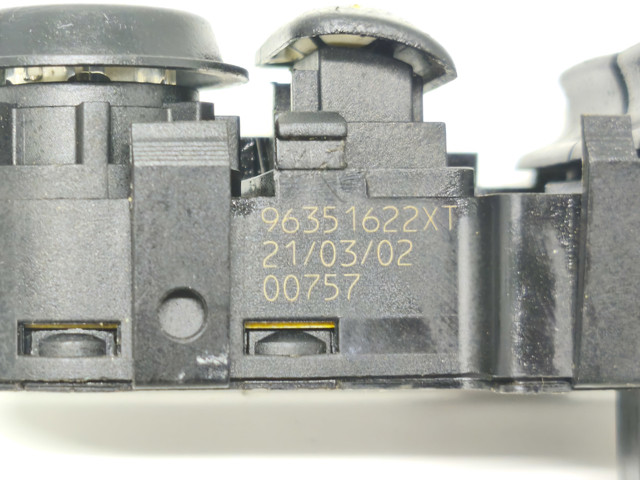 PEUGEOT 96351622XT Кнопочный блок управления стеклоподъемником передний левый в наличии Тернополь