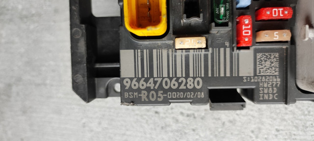 Панель предохранителей Пежо 308 CC