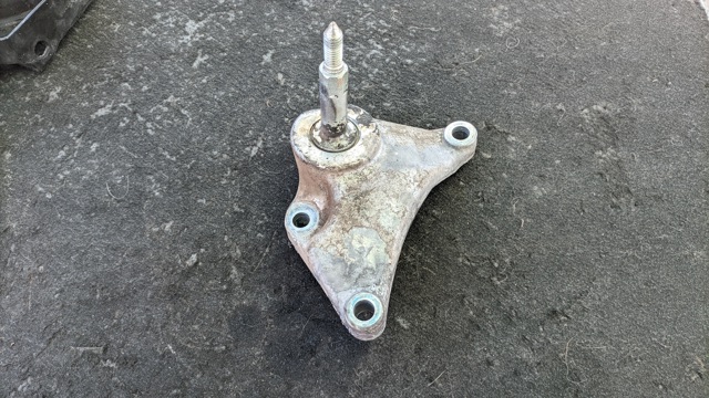 Кронштейн подушки (опоры) двигателя, левой 11253EL21A NISSAN