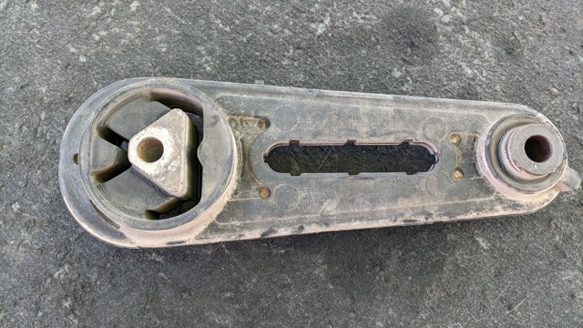 Подушка (опора) двигателя, левая нижняя 11360EL00A NISSAN