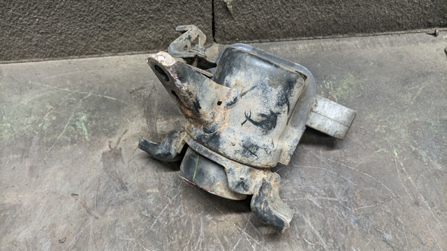 Правая опора ДВС Toyota RAV4 4