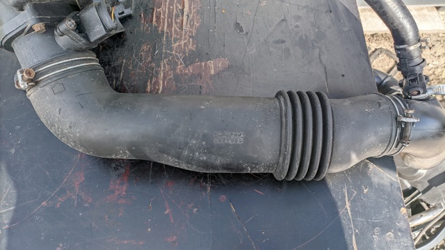 Патрубок воздушный выход воздушного фильтра 1505A287 MITSUBISHI