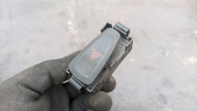 Кнопка аварийной сигнализации 252908988R RENAULT