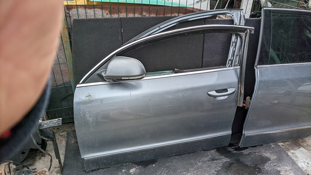 Водительская дверь 3T0831055 VAG