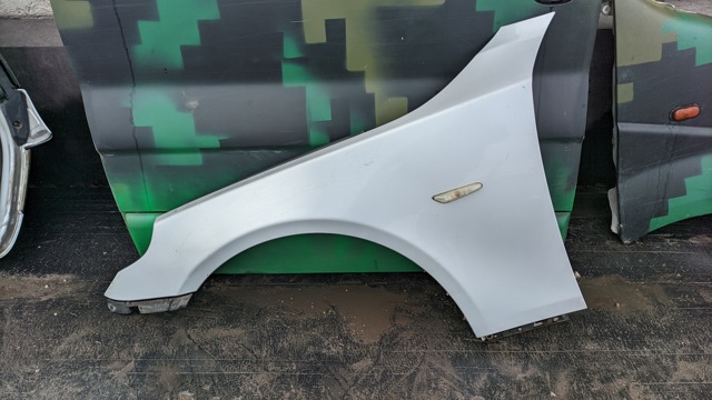 Переднее левое крыло 41357111429 BMW