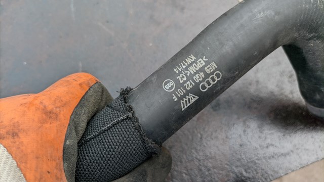 VAG 4G0122101F Шланг (патрубок) радиатора охлаждения верхний в наличии Харьков