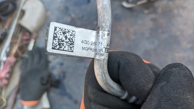 VAG 4G0260710AH Шланг кондиционера, от радиатора к испарителю в наличии Киев