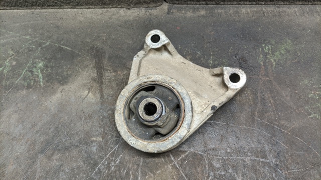 Траверса заднего редуктора, правая 5238042110 TOYOTA