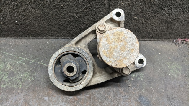 Кронштейн/траверса заднего редуктора, левая 5238042120 TOYOTA