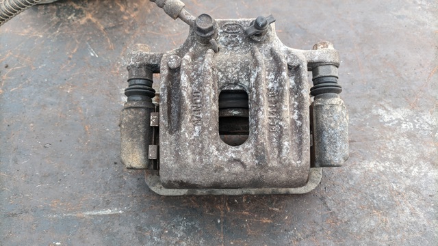 Задний правый суппорт 582302B700 HYUNDAI