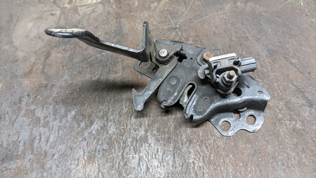 Запор капота (замок и привод замка капота) 656013YM0C NISSAN