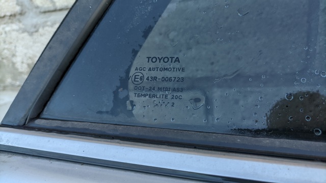 6812305110 TOYOTA Стекло-форточка двери задней правой купить в Львов