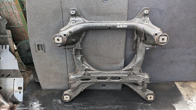 Балка передней подвески 7L0400025 VAG