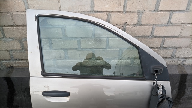 Стекло пассажирской двери 803004351R RENAULT