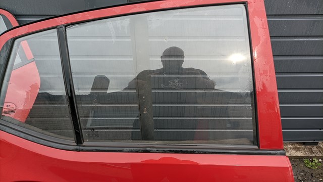 Стекло задней двери, правой 834210X010 HYUNDAI