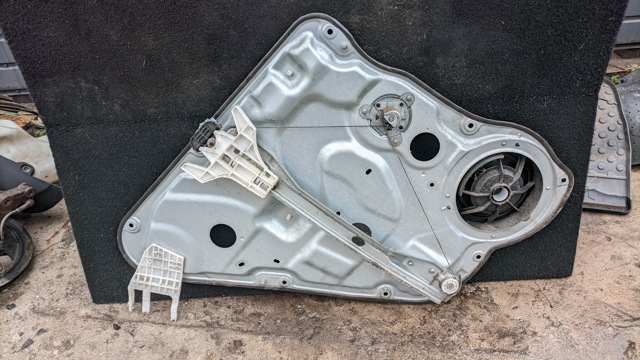  Механизм стеклоподъемника правой задней двери 834811H000 HYUNDAI