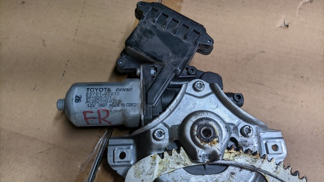 Стеклоподъемник передней правой двери 8570102010 TOYOTA