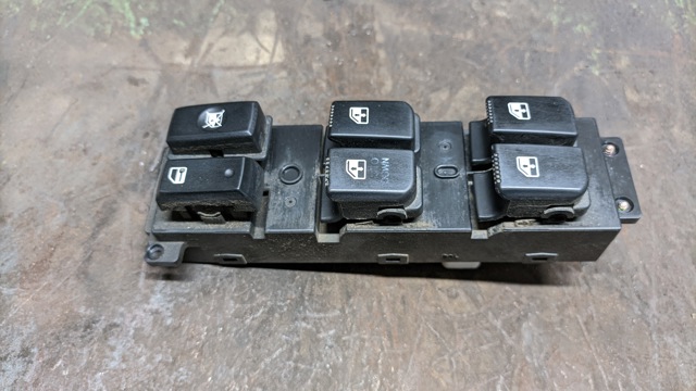 Кнопки переднего левого стекло подъёмника 935702B000S4 HYUNDAI