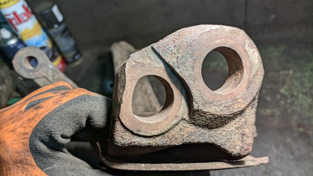 MAZDA GJ6A33030 Цапфа (поворотный кулак) передний левый в наличии Ровно