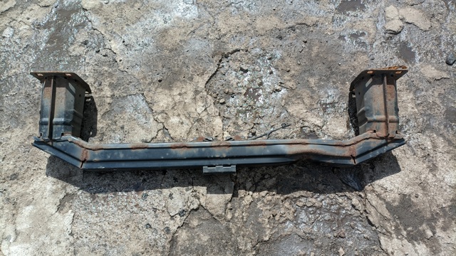 Шина бампера переднего LR005532 LAND ROVER