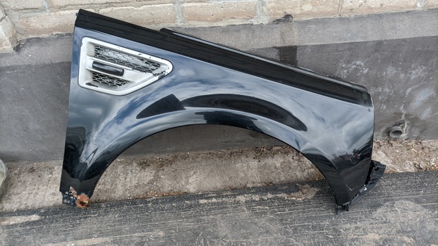 Переднее правое крыло LR005867 LAND ROVER