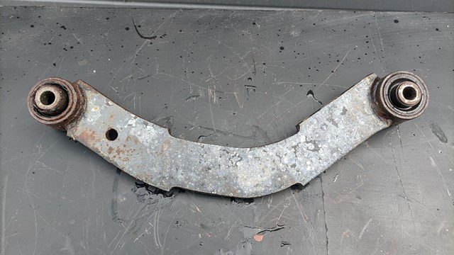 MN100086 Mitsubishi Рычаг задней подвески верхний левый/правый