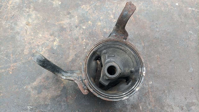 Подушка (опора) двигателя, левая MN184368 MITSUBISHI