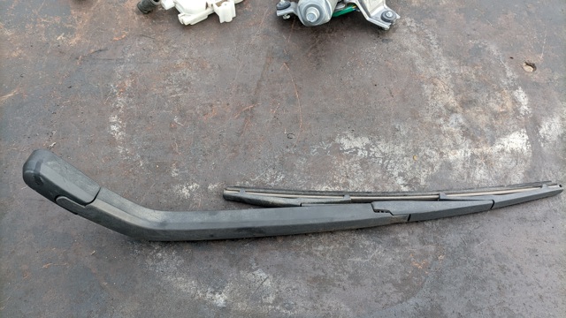 Поводок дворника заднего стекла MR971507 MITSUBISHI