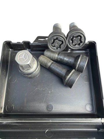 Болт колесный  A0019901707 MERCEDES