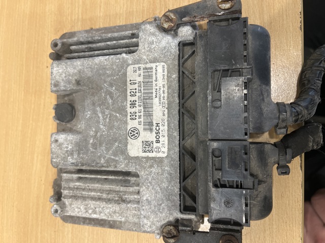 Модуль управления двигателем 03G906021QT VAG