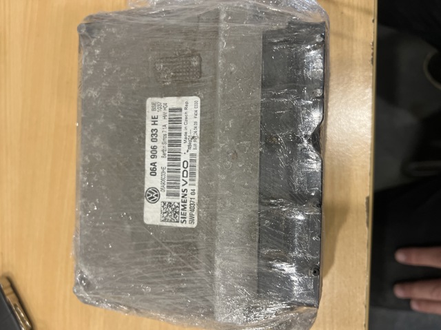 Модуль управления двигателем 06A906033HE VAG