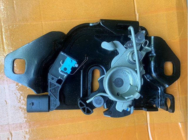 Tesla Model 150039700E Замок капота в наличии Ровно