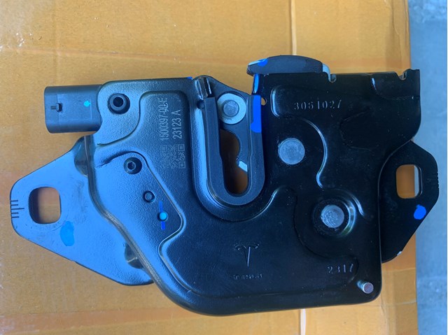 Замок крышки капота 150039700E Tesla Model