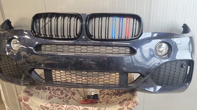 Передний бампер 51117378608 BMW