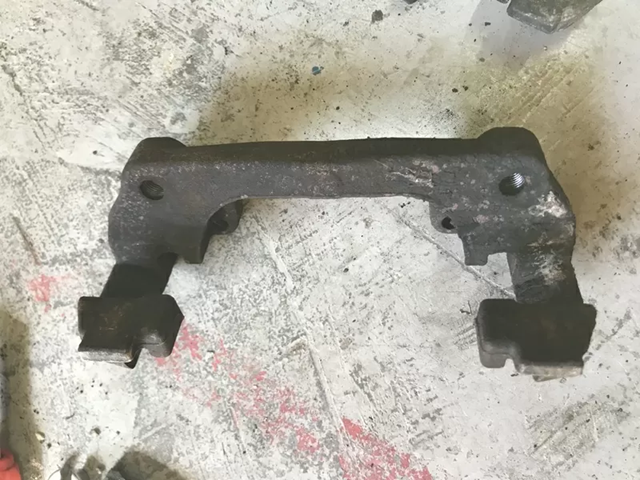 RENAULT 465013096R Скоба тормозного суппорта переднего в наличии Каменское
