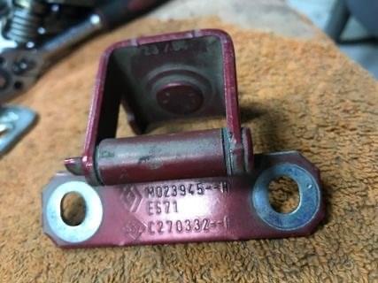 RENAULT 8200270332 Петля задней двери в наличии Полтава