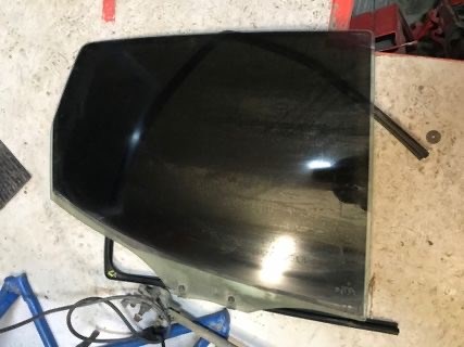 A1687350200 MERCEDES Стекло двери задней правой купить в Винница