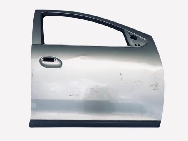 Пассажирская передняя дверь 801008681R RENAULT