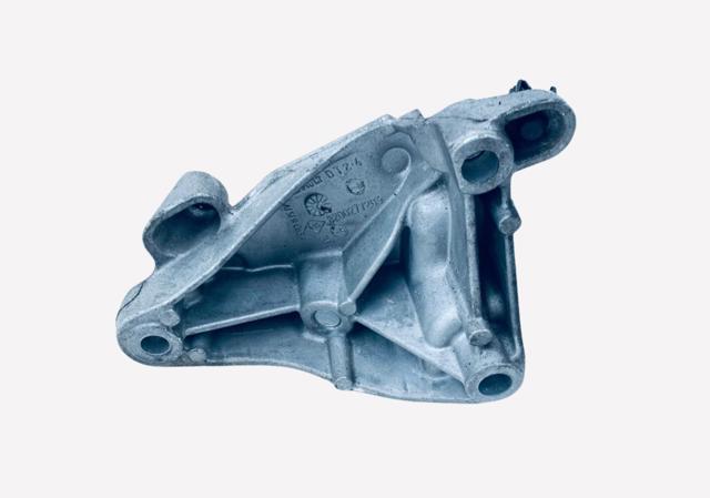 Кронштейн подушки (опоры) двигателя, левой 8200277203 NISSAN