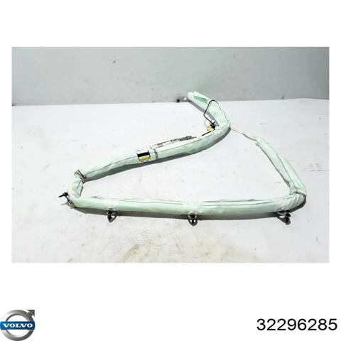 Шторка боковая правая 32296285 VOLVO