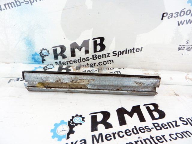 A9017200318 MERCEDES Стекло двери передней левой купить в Ирпень