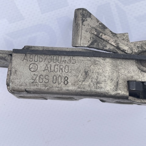 MERCEDES A9067300435 Замок двери задней левой в наличии Харьков