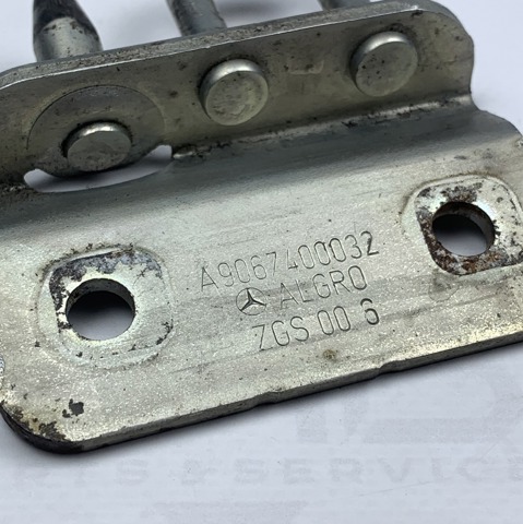 MERCEDES A9067400032 Петля-зацеп (ответная часть) замка двери задней распашной левый нижний в наличии Киев