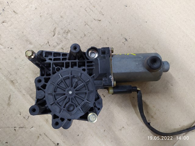 Мотор стеклоподъемника водительской двери 0130821792 BOSCH