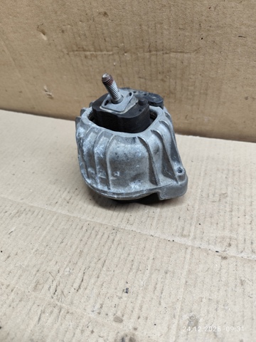 Кронштейн подушки (опоры) двигателя, левой 13981112 BMW