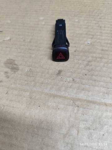 Кнопка аварийного сигнала 30739319 VOLVO