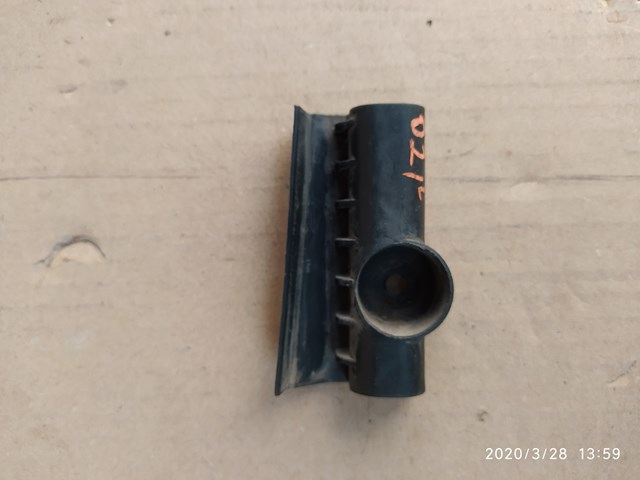 Кронштейн бампера переднего, правый 4B9807986A VAG