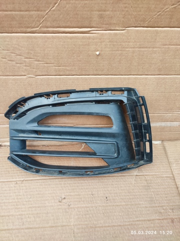  Решетка переднего бампера левая 51117459715 BMW
