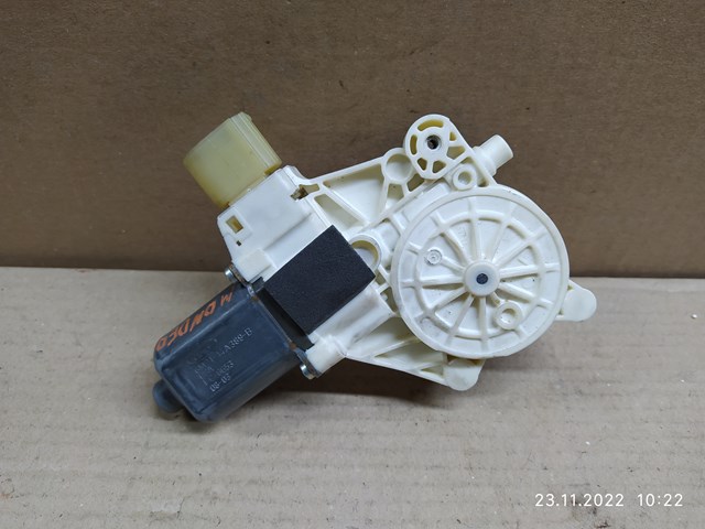 Мотор стеклоподъемника двери передней, левой 6M2114A389B FORD
